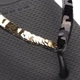 Ojotas Havaianas modelo Slim Square con base negra de diseño cuadrado y tiras finas decoradas con lentejuelas doradas.