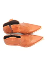 Botín texano de cuero liso color negro, con cierre lateral y taco de madera.