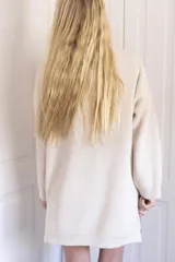 Sweater de punto oversize color crudo, con cuello redondo y diseño bordado a mano en el frente representando al signo Cáncer con un cangrejo, un corazón y una estrella.