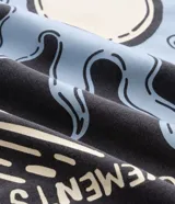 Remera de algodón con efecto desteñido, cuello redondo y manga corta. Presenta un estampado gráfico en la espalda con un sol estilizado y lettering decorativo.