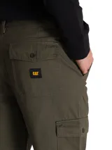 Pantalon cargo de corte recto color verde militar, con bolsillos laterales tipo sobre con solapa y bolsillos traseros de parche. Cuenta con cierre de cremallera y botón.