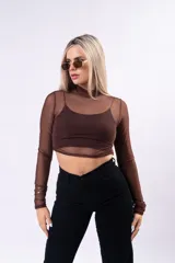 Polera crop de tul marrón con cuello alto y mangas largas, que incluye un top interior a tono.