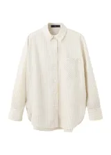 Camisa de manga larga con diseño de rayas verticales en tonos suaves, cuello clásico, cierre frontal con botones y bolsillo ojal en el pecho.