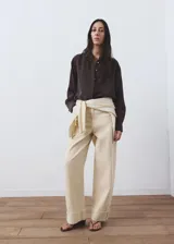 Jeans de algodón estilo vaquero, diseño balloon de tiro medio con perneras amplias y dobladillo vuelto en los bajos. Cuenta con trabillas, cinco bolsillos tradicionales y cierre frontal con cremallera y botón.
