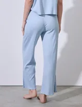 Pantalón largo de tejido rib color celeste, marca Cyrus. Tiene pretina ancha elastizada, pierna ancha y ruedo con tajo.