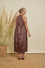 Vestido midi color marrón chocolate, con escote halter fruncido y corte recto.