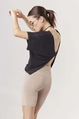 Short biker de punto metalizado color negro, con cintura alta y ajuste al cuerpo.