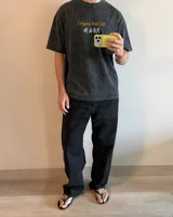 Remera marrón oversize con cuello redondo y mangas cortas. Estampado frontal con el texto "Uruguay Run Club" en celeste y siluetas blancas de personas corriendo.