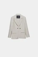 Blazer de corte recto con solapas clásicas, cierre de botones y bolsillos con tapa. Presenta hombros definidos, largo a la cadera y está confeccionado en mezcla de algodón y lino.