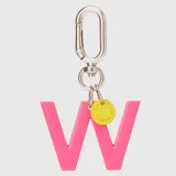 Llavero con dije en forma de letra A color rosado y pequeño dije circular amarillo con logo de la marca grabado. Incluye gancho metálico tipo mosquetón.