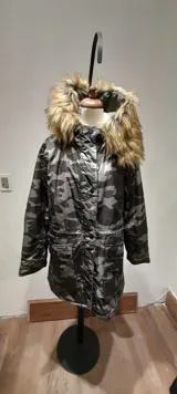 Campera camuflada con forro de piel sintética, capucha con forro de piel y cuello de piel desmontable.