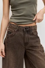 Jeans wide leg tiro medio de color marrón con efecto acid wash y costuras pespunteadas.