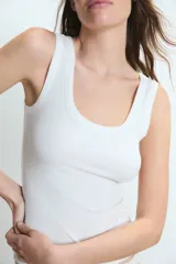 Musculosa de viscosa con cuello redondo y diseño acanalado, de calce ajustado.