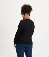 Cárdigan negro de punto con botonadura delantera, cuello redondo y puños ajustados.