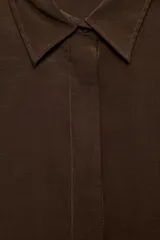 Camisa de manga corta color marrón oscuro, con cuello solapa, corte fluido y cierre frontal oculto con botones.