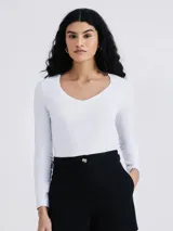 Remera marrón de manga larga con escote en V.