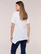 Blusa blanca de tejido de punto liviano con textura labrada en franjas verticales y caladas, de silueta evasé, con escote redondo, manga corta y ruedo asimétrico en picos.