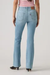 Jeans de tiro alto con corte acampanado, confeccionados en denim de lavado claro. Presentan cierre de botón y cremallera, con diseño clásico de cinco bolsillos.