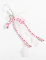 Llavero con dije de gatito rosa y blanco, cinta de tela a rayas rosa y blanco, cuentas de perlas, cinta de encaje blanca y mosquetón metálico.