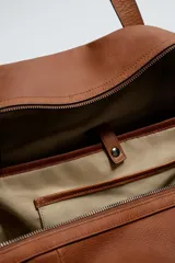 Bolso de mano extragrande confeccionado en piel de alta calidad, con compartimento principal con cierre de cremallera, bolsillo interior con cierre y bolsillo plano. Cuenta con dos asas de mano de piel.