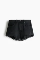 Short de denim negro de tiro superalto y corte clásico de cinco bolsillos, con detalles desgastados y bajos deshilachados.