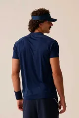 Camiseta polo deportiva Fila Player F-Box Basic, color azul marino, con cuello redondo y cierre frontal parcial con botones. Presenta mangas cortas y el logo de la marca bordado en el pecho.