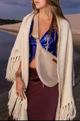 Riñonera de cuero color crudo con correa ajustable y hebilla metálica.