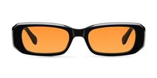 Lentes de sol rectangulares negros con lentes color naranja.