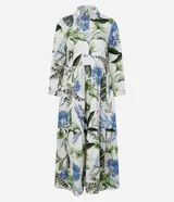 Vestido chemise midi confeccionado en viscosa sostenible, con cuello, abotonadura frontal, recorte en la cintura y bajo fruncido. Presenta un estampado floral con follajes.