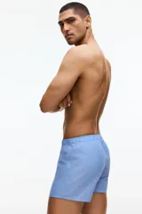 Pack de cuatro calzoncillos tipo boxer de tela, con cintura elástica y cierre de botones. El set incluye dos unidades en color azul marino y dos unidades en color celeste.