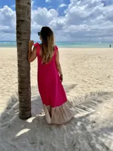 Vestido largo de fibrana color fucsia con breteles finos con volados y corte recto.