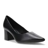 Zapato de tacón de cuero negro, con punta fina y tacón bloque.