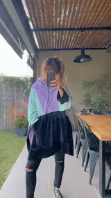 Canguro oversize con capucha, color azul, blanco y fucsia.