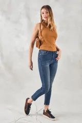 Musculosa color ocre de algodón peinado con cuello redondo y corte ajustado.