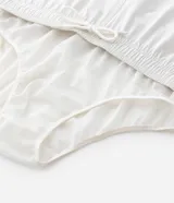 Short de baño para hombre de la marca Marfinno, confeccionado en microfibra con diseño bicolor en tonos marrón y tostado. Cuenta con cintura elástica, cordón ajustable y bolsillo trasero con cierre.