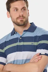 Remera polo de jersey de algodón con diseño de rayas horizontales en tonos azules, celestes, blancos, verdes y amarillos. Cuenta con cuello tipo polo, cierre frontal con botones personalizados y logo bordado en el pecho.