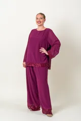 Pantalón palazzo color fucsia de gasa con base de lentejuelas.