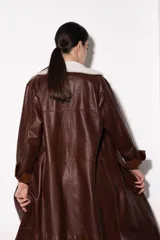 Tapado largo de cuero color chocolate con solapa de corderito color crema.