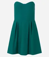 Vestido corto strapless color verde esmeralda, con escote corazón y falda acampanada con pliegues.