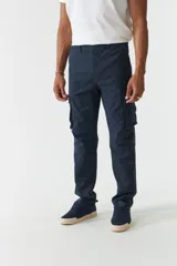 Pantalón cargo de hombre color azul marino, de calce regular, confeccionado en algodón con spandex. Presenta bolsillos cargo a los lados y logo bordado en relieve.