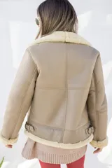 Campera bomber de cuero color beige con cuello y puños de piel sintética color crema.