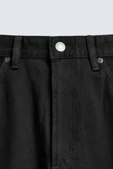 Pantalón jeans de corte recto y ajuste holgado, confeccionado en denim de algodón rígido. Presenta diseño clásico de cinco bolsillos, cierre frontal con cremallera y botón, con un acabado de lavado claro.