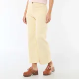 Pantalón de gabardina color amarillo claro, con corte wide leg, bolsillos plaqué al frente y presillas para cinturón.