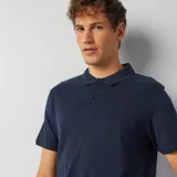 Remera polo azul marino de piqué de algodón, con cuello clásico y tapeta de tres botones.