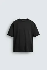 Camiseta de corte cropped fit confeccionada en algodón con acabado mercerizado que aporta brillo y suavidad. Presenta cuello redondo y manga corta.