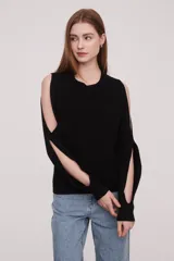 Sweater negro de algodón con cuello redondo y mangas largas con aberturas en los hombros.