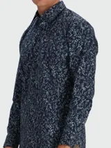 Camisa Hugo Boss modelo H-Joe-Kent, de manga larga, corte regular fit, con estampa de patrón botánico y floral en tonos verdes sobre base azul marino.