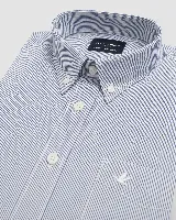 Camisa de manga larga de algodón en color rosado, con fit regular, cuello abotonado y un bolsillo aplicado en el pecho.
