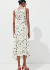 Vestido midi de viscosa fluida en color crudo con estampado de lunares negros, de corte recto, escote redondo, tirantes y bajo asimétrico.