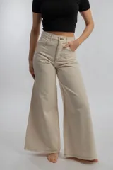 Pantalón jean wide leg de tiro alto, color azul claro, con diseño amplio y fluido en las piernas, bolsillos delanteros y traseros.
